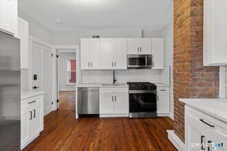 Building Photo - 36 Maple St