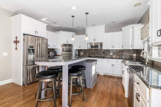 Building Photo - 6 bedroom in NAPERVILLE IL 60564