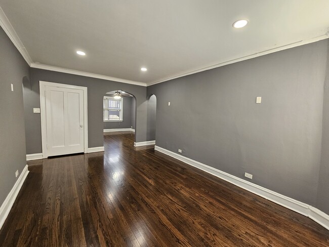 Building Photo - 6543 N Francisco Ave