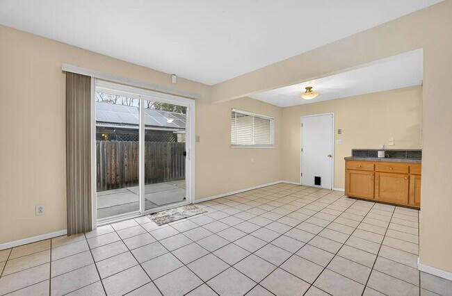 Foto del edificio - FOR RENT