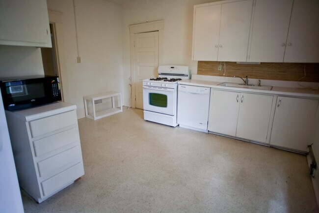 Foto del edificio - 2br Apartment on McCauley St - Cameron-McCauley Historic District