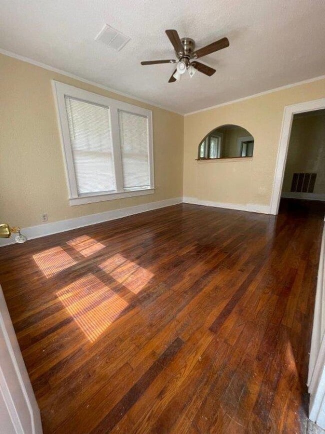 Foto del edificio - BELOW MARKET RENT!