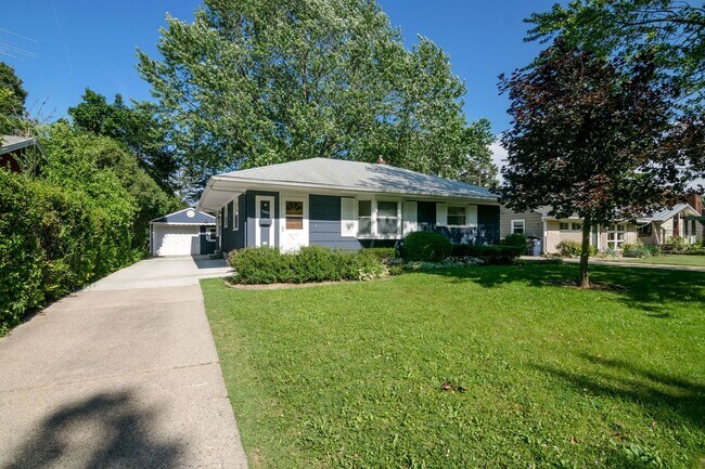 Foto del edificio - 1404 Saunders Crescent