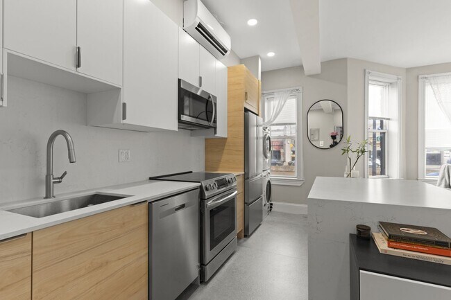 Building Photo - Gorgeous 1-bed/1-bath with Laundry in Unit!