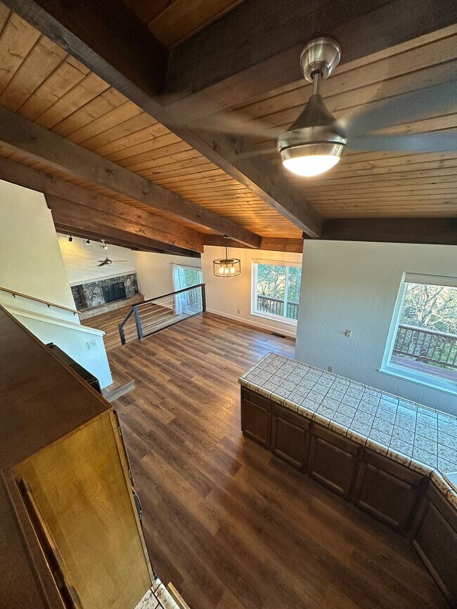 Foto del edificio - 3 BEDROOM 2 BATHROOM WITH MOUNTAIN VIEWS -...