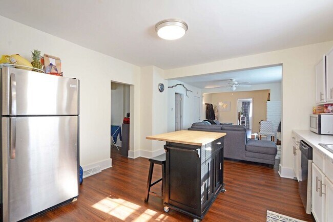 Building Photo - Completely Remodeled Duplex, Pet-Friendly ...