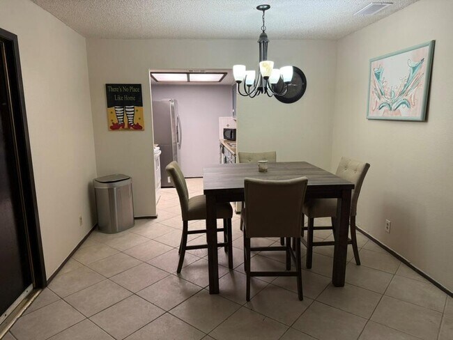 Building Photo - 907 E Meadowmere Ln