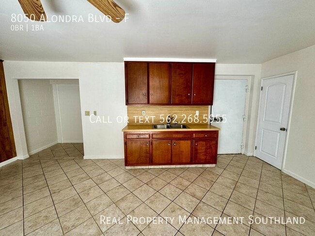 Building Photo - Studio Apartment for Rent in Paramount!