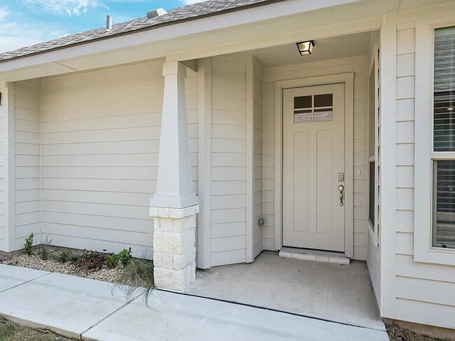 Foto del edificio - 3 Bedroom 2 bath, 2 garage attached garage with all the appliances to include washer & dryer