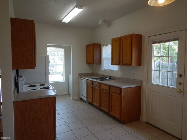 Foto del edificio - 3 br, 2 bath Duplex - 1801 Prairie Dr