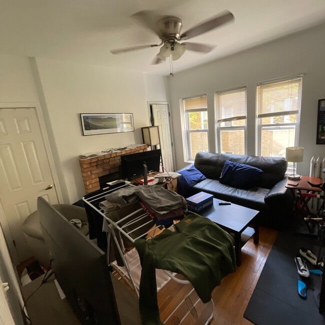 Building Photo - 677.5 W Wrightwood Ave