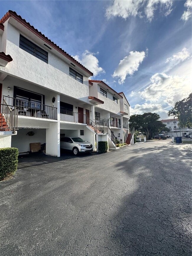 Building Photo - 421 Swallow Dr