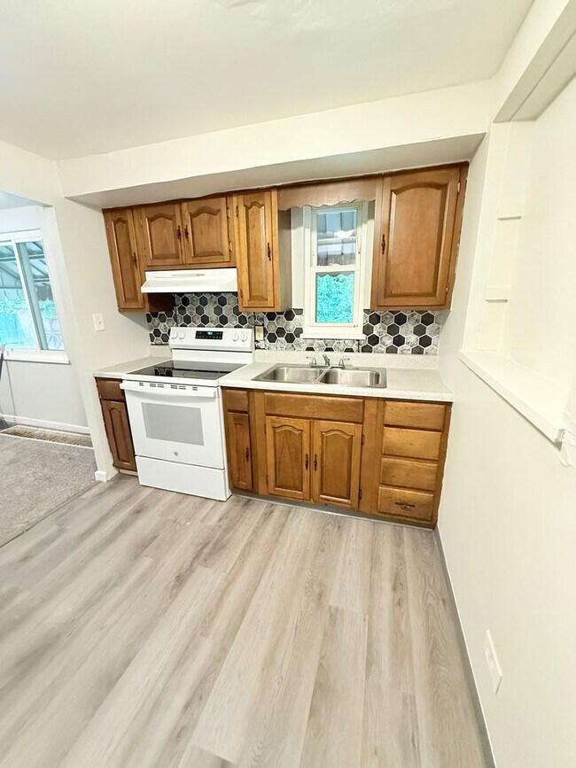 Foto del edificio - Freshly Painted 3BD/1.5BA Single Family Ho...