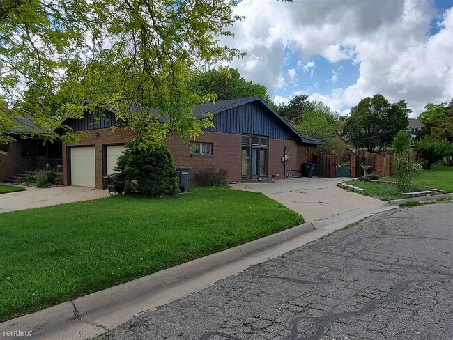 Foto del edificio - 3 br, 3 bath House - 1921 Burr Pkwy