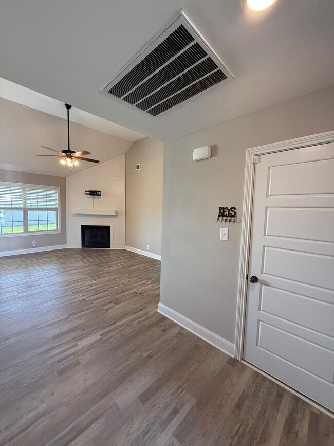 Foto del edificio - 1100 Cardinal Creek Dr