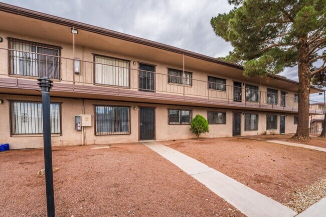 Foto del edificio - 1 Bedroom Downstairs  Condo Unit Near the Strip! Move in Special $199 for the first month rent!