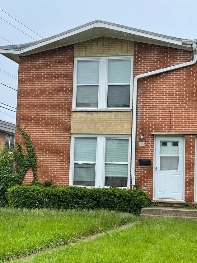 1731 N Jackson St, Waukegan, IL 60085 Condo for Rent in Waukegan, IL