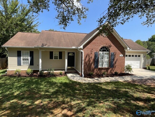 Foto del edificio - 215 Falcon Ridge Dr