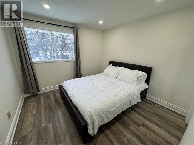 Building Photo - 389 Dunvegan Dr