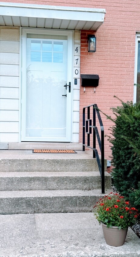 Front Entry - 470 E Vallette St