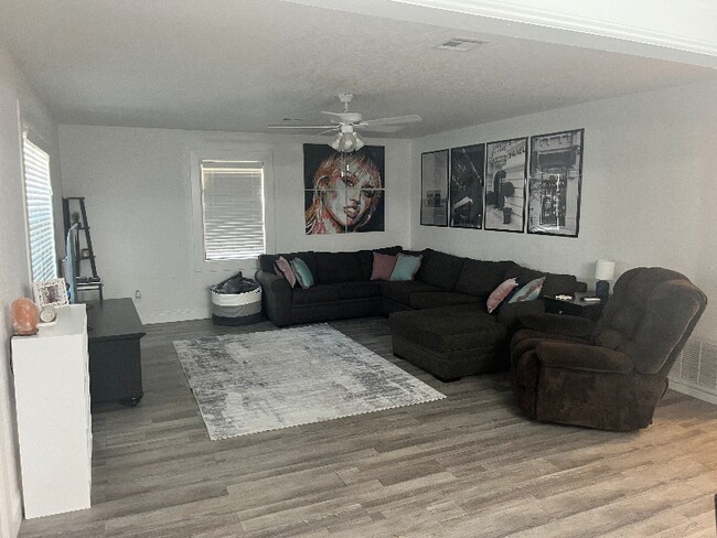 Foto del edificio - 422 Chartrand Ave