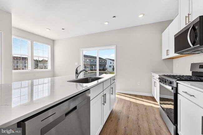 Building Photo - 157 Essex Dr