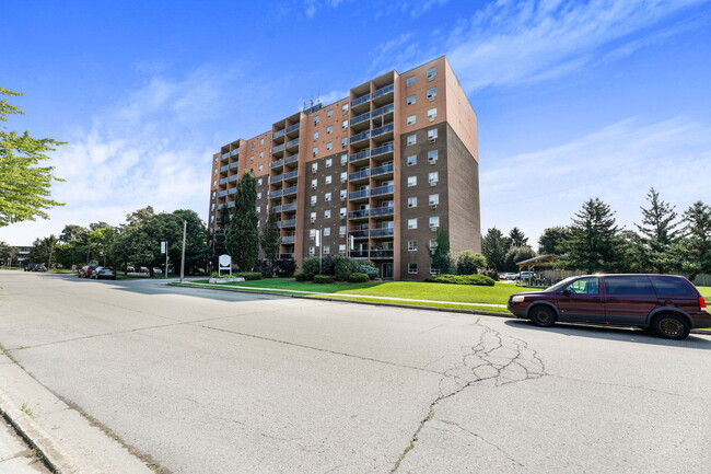 Photo du bâtiment - Confederation Place Apartments