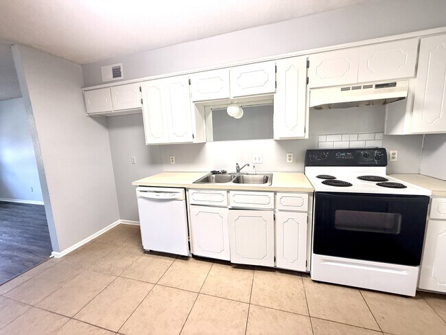 Building Photo - 2206 Shenandoah Dr