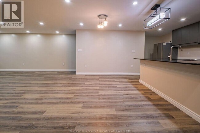 Photo du bâtiment - 1295 Tom Toth St