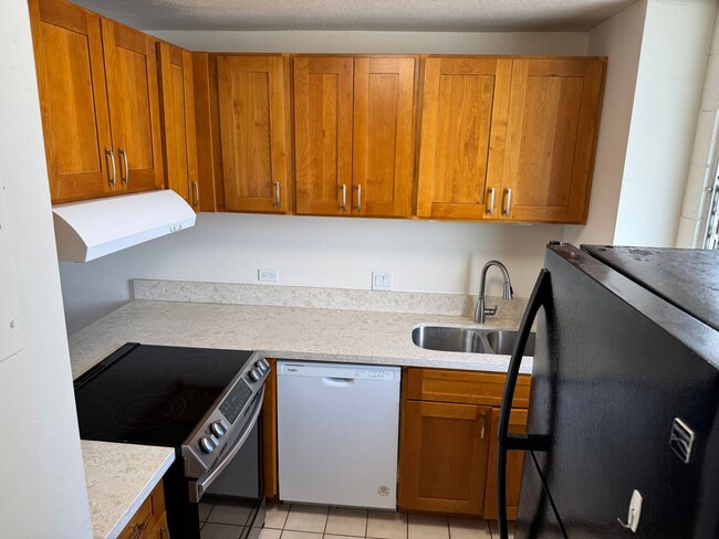 Building Photo - Summer Palace, Renovated 1/1 next to Conve...