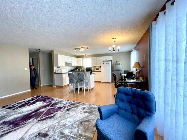 Photo du bâtiment - 11229-11102 102 Ave