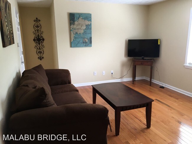 Building Photo - 828 Malabu Dr