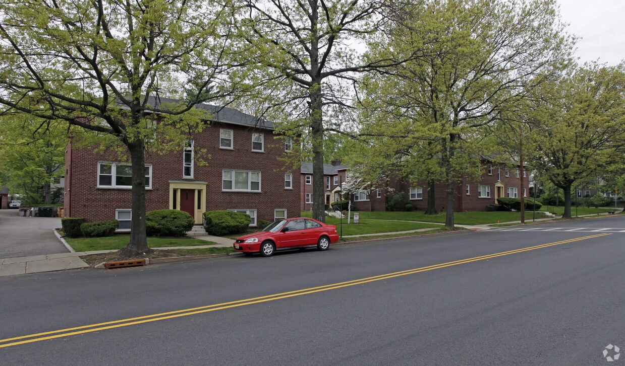 Foto principal - Upper Montclair Gardens