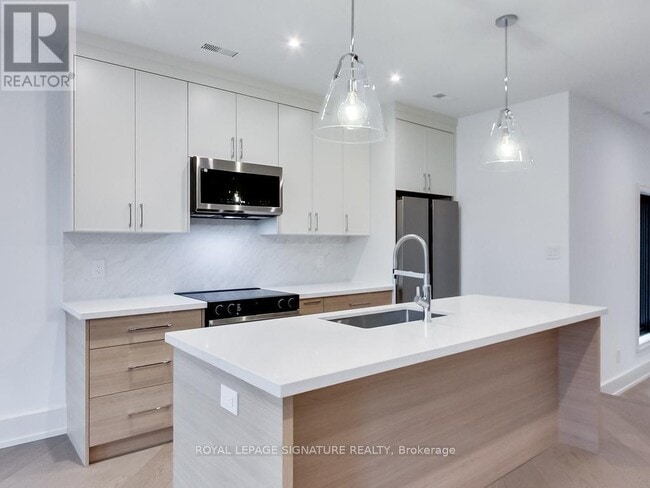 Building Photo - 357 Dovercourt Rd