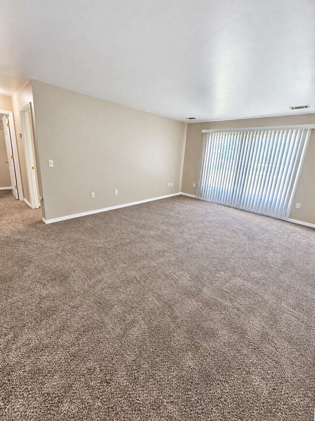 Foto del edificio - 1st Floor Condo w/ Large Living Room "New Carpet" "Freshly Painted" w/ Eat In Kitchen and All App...