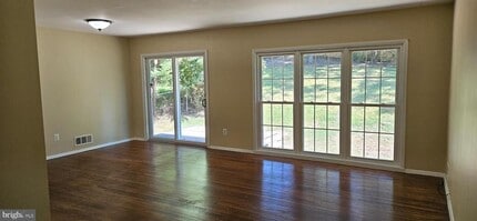 Building Photo - 824 Cabin John Pkwy