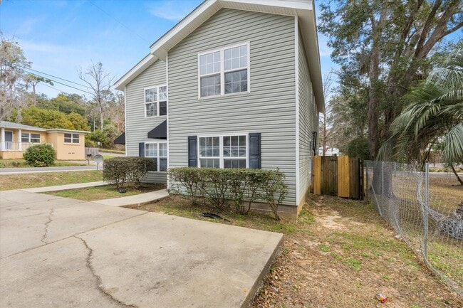 Building Photo - 735 Putnam Dr