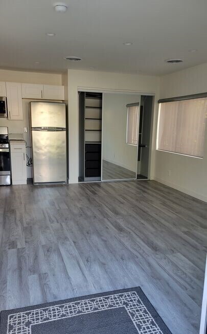 Building Photo - 304 La Peer Dr