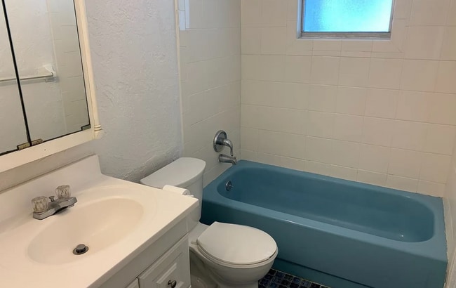 Building Photo - 3 bed 2 bath pool home for rent in East Orlando