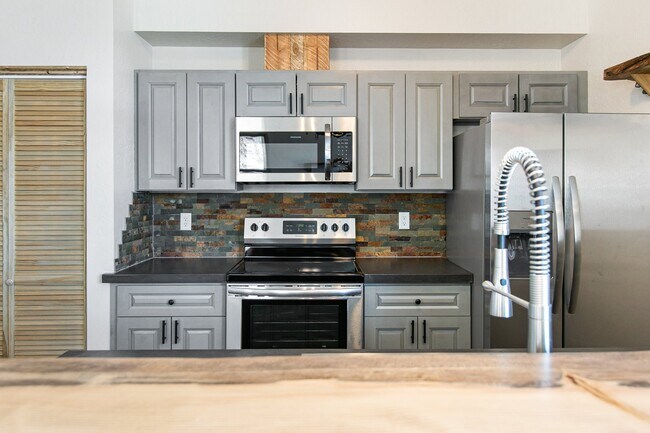 Foto del edificio - 6240-6243 Three Needles Ln