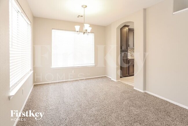 Building Photo - 1600 Glenrosa Dr