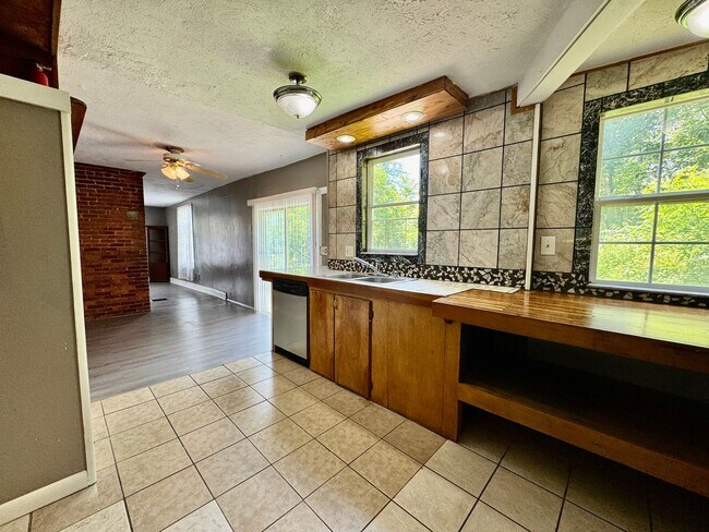 Foto del edificio - 1195 Mineral Ave