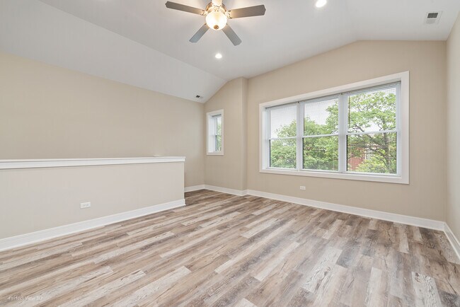 Building Photo - 6515 S Greenwood Ave