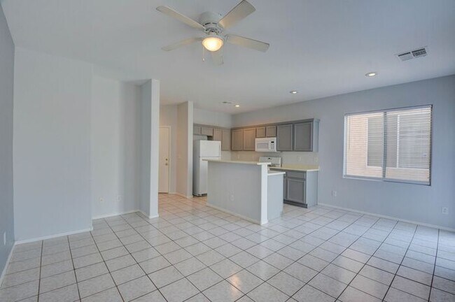 Foto del edificio - BEAUTIFUL 2 STORY SINGLE FAMILY HOME WITH 3 BEDROOMS AND 2.5 BATHS LOCATED IN SOUTHWEST