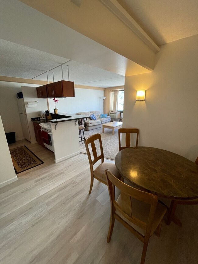 Foto del edificio - 2 Bed 2 Bath 1 Parking at Marco Polo Apart...