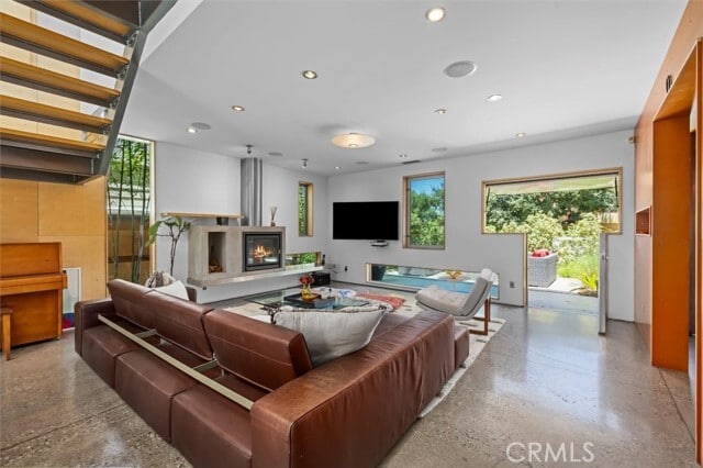 Building Photo - 604 33rd St