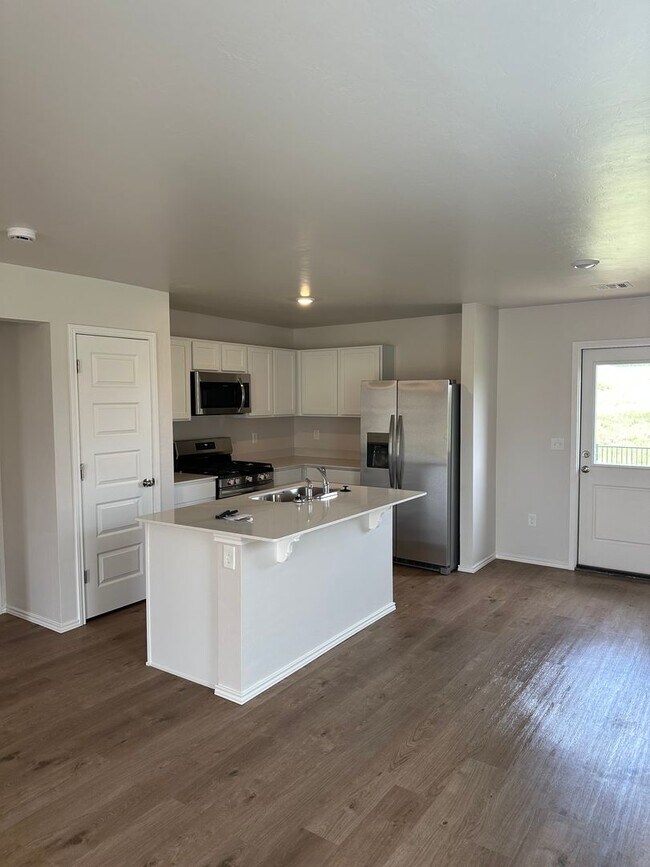 Foto del edificio - Pre-Leasing Now | Charming 3-Bedroom, 2-Bath Home in Yukon – Available Soon