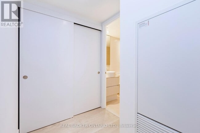 Building Photo - 185 Roehampton Ave