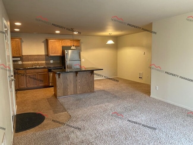 Foto del edificio - STATUS: AVAILABLE | R202 | $1795.00 + $100...