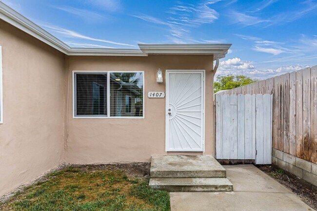 Foto del edificio - *** OCEANSIDE OASIS 2/1 WITH GARAGE, NEWLY...